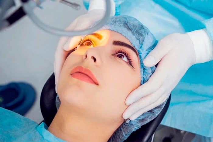 consulta-en-clínica-de-ojos