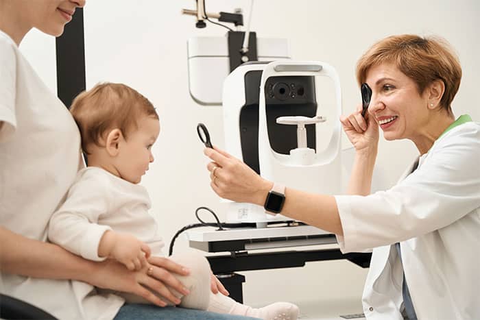médico-especialista-en-ojos-para-niños
